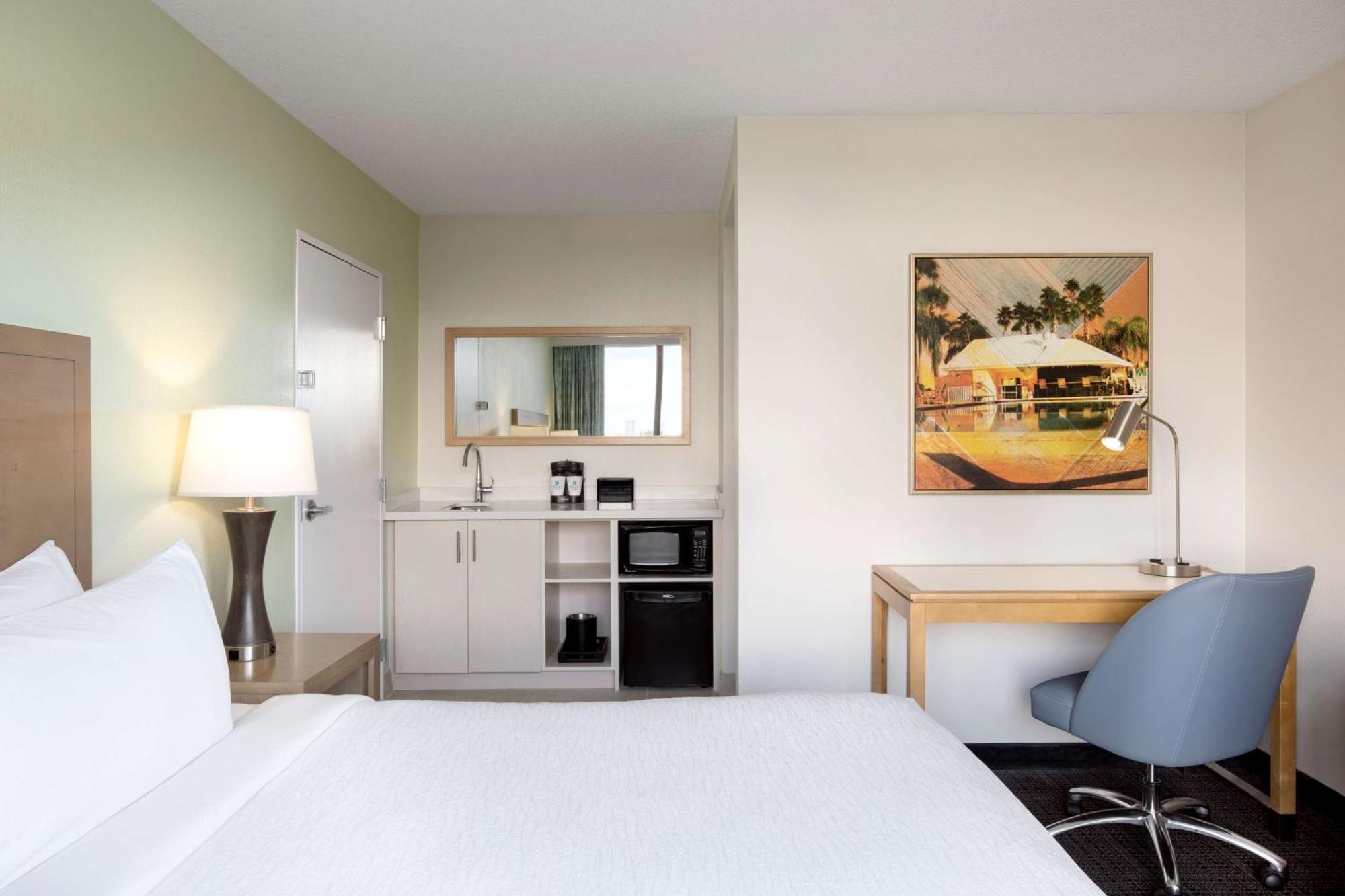 Embassy Suites By Hilton Tampa Airport Westshore Exterior photo