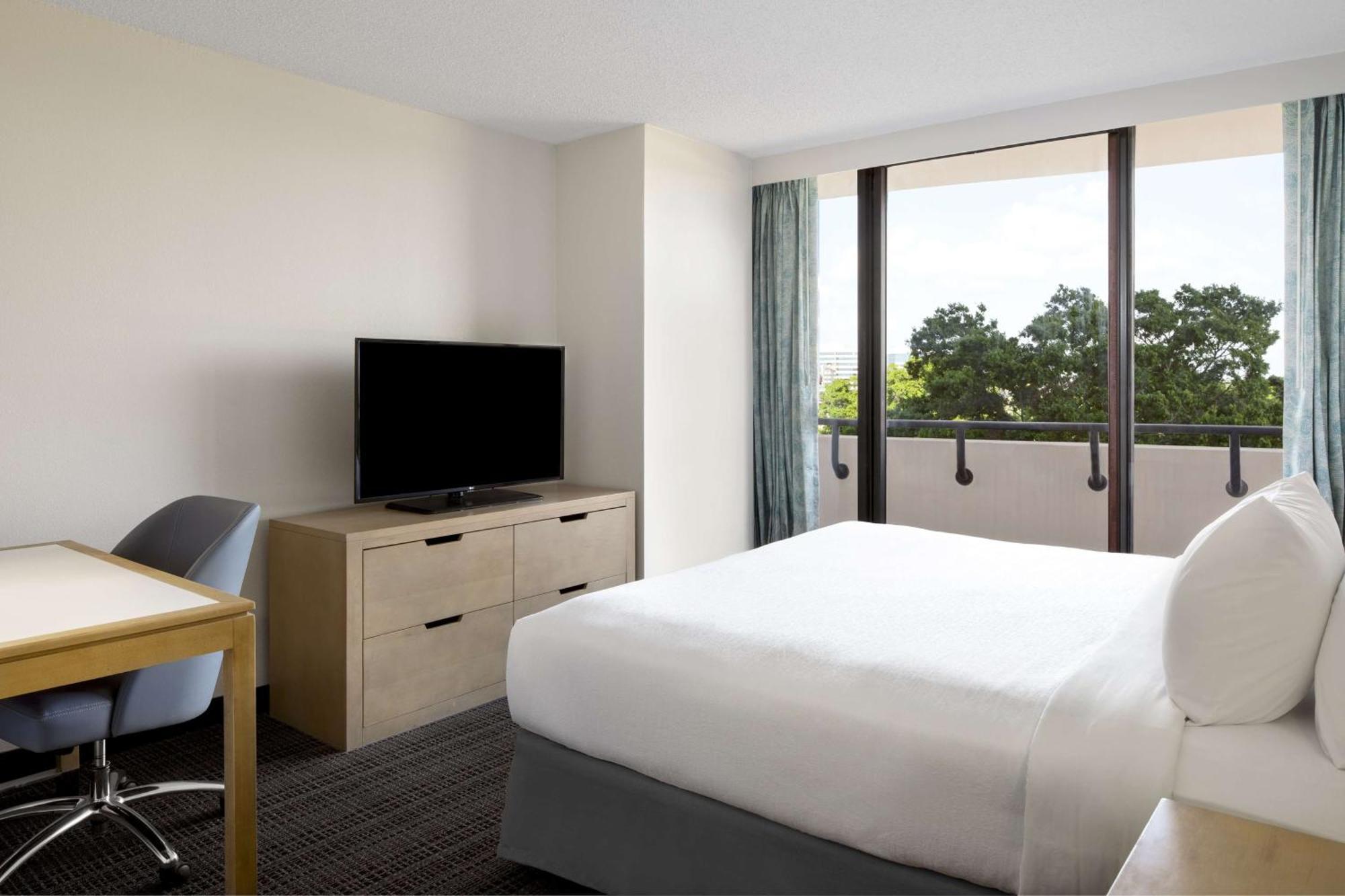 Embassy Suites By Hilton Tampa Airport Westshore Exterior photo